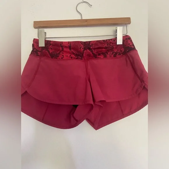 Lululemon Run Speed Short 2.5" Size 4 Cranberry Red Snake Skin Four Way Stretch - Picture 1 of 6